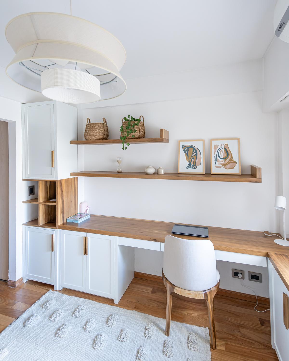 Escritório moderno com mesa embutida, armários brancos e detalhes em madeira — projeto Proyecto Caballito, por Blue Rabbit Design, em Buenos Aires