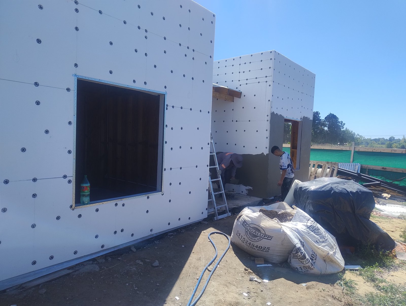 fachada de casa en construcción con aislante blanco — proyecto Casa lote 44 Nortes del Pilar, por jorgeseratti3854, en Ricardo Güiraldes