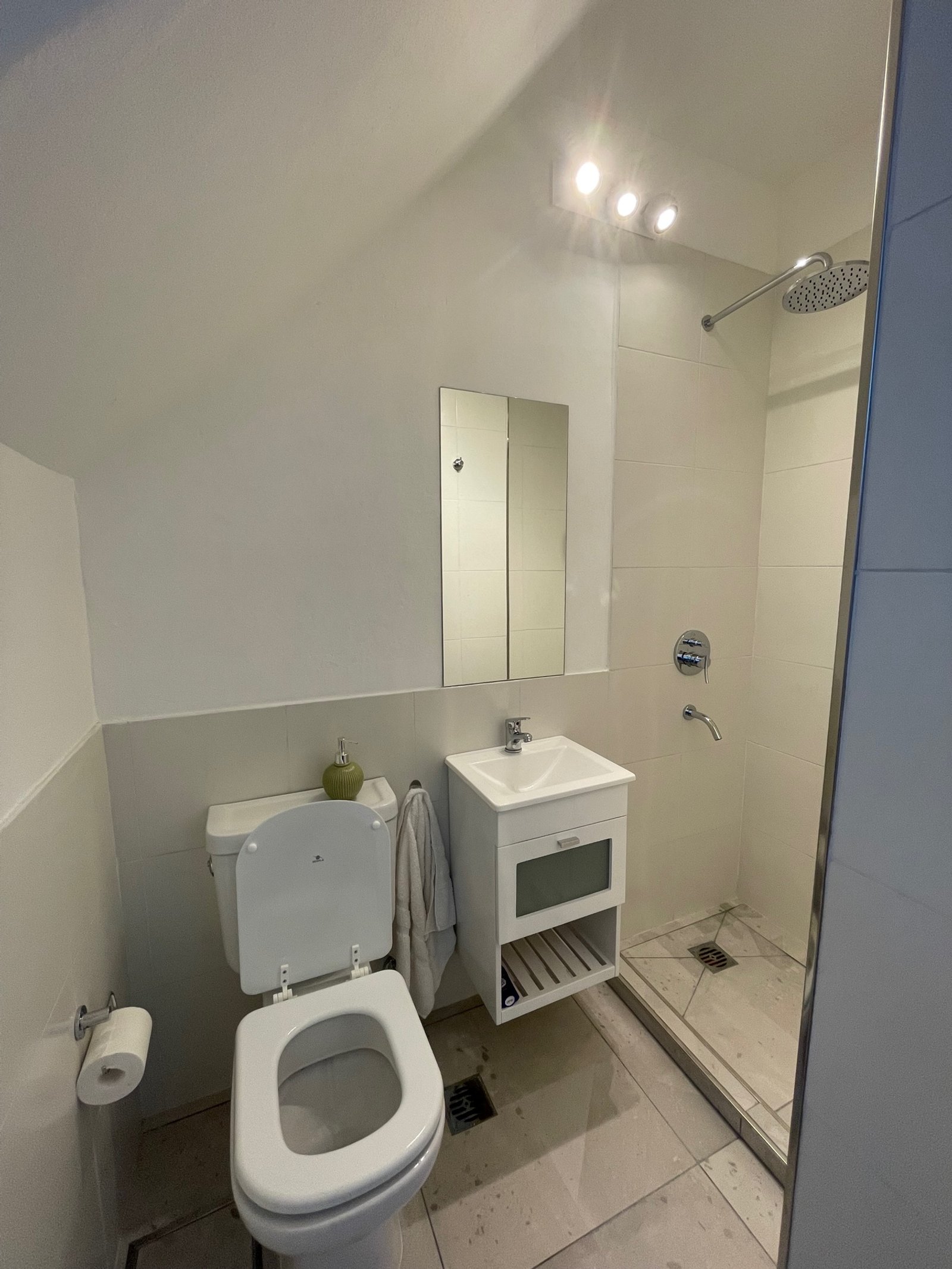 Baño moderno con ducha de cristal y lavabo flotante — proyecto Diaz Velez , por Estudio NET Arquitectura , en Díaz Vélez 1140