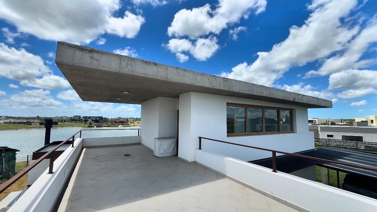 Terraço moderno de concreto à beira-mar com cobertura em balanço — projeto CASA VIRGI (BARRIO SAN SEBASTIÁN) GERMAN SALAS ARQUITECTURA, por German Salas arquitectura - San Isidro, 