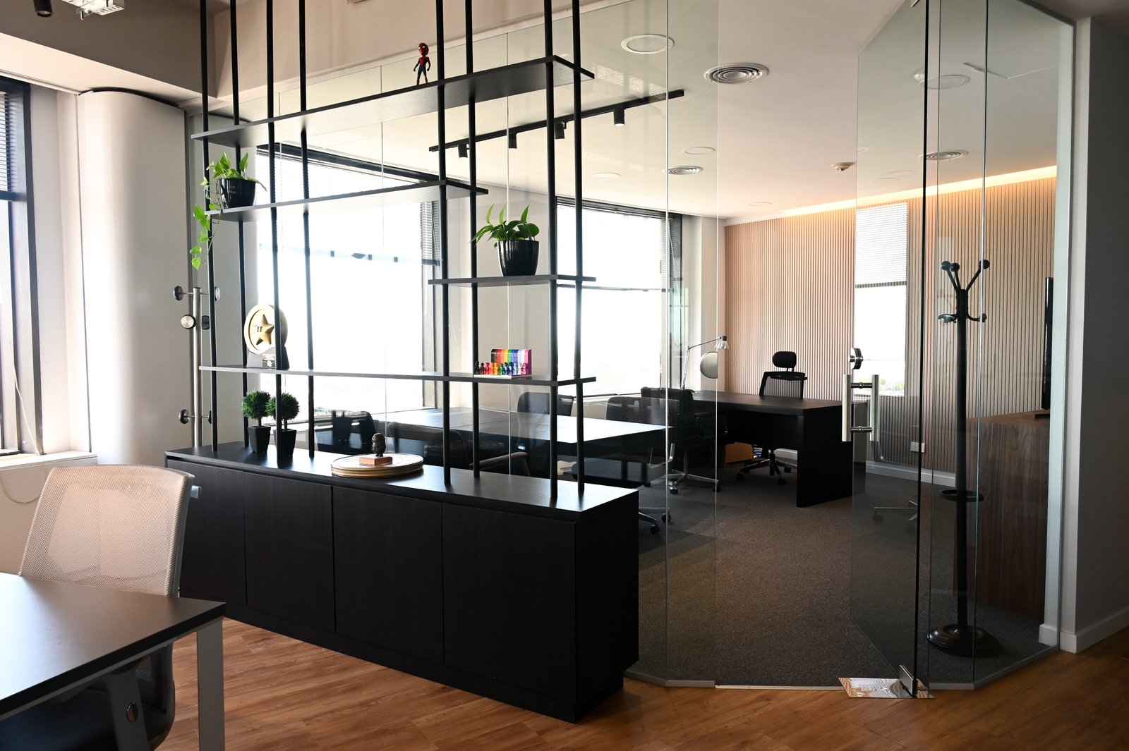 Escritório moderno com muita luz natural e divisórias de vidro — projeto Oficinas UIP, por cromo., em Retiro