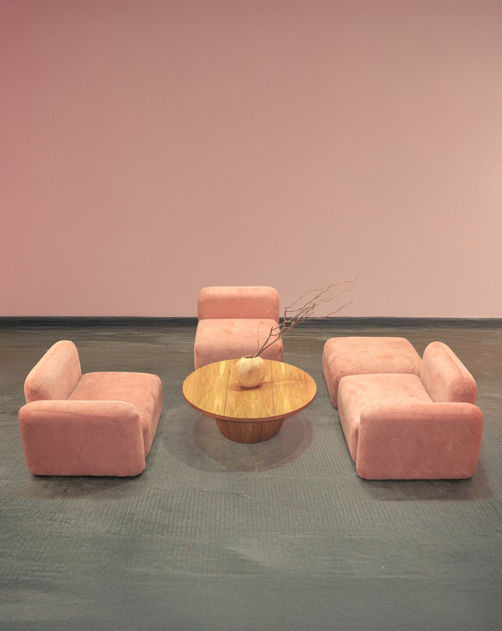 Living minimalista con sillones rosas y mesa de madera — proyecto Living, por BLVD Furniture