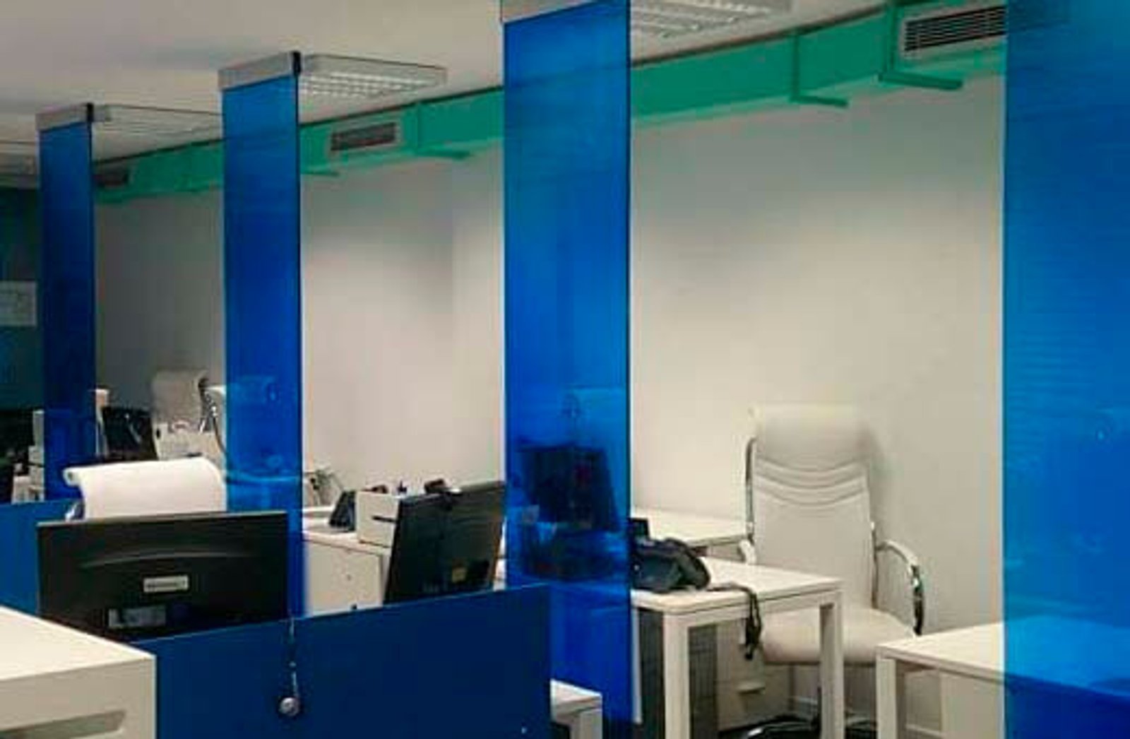 Escritório moderno com divisórias azuis translúcidas — projeto Paneleria vidrio opalina color con zocalon aluminio pesado, por Cristalcenter, em Av. del Libertador