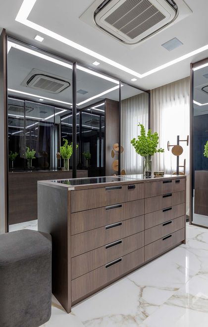 Dormitorio moderno con vestidor integrado y pisos de mármol — proyecto GRAMADO, por OKA ARQUITETURA