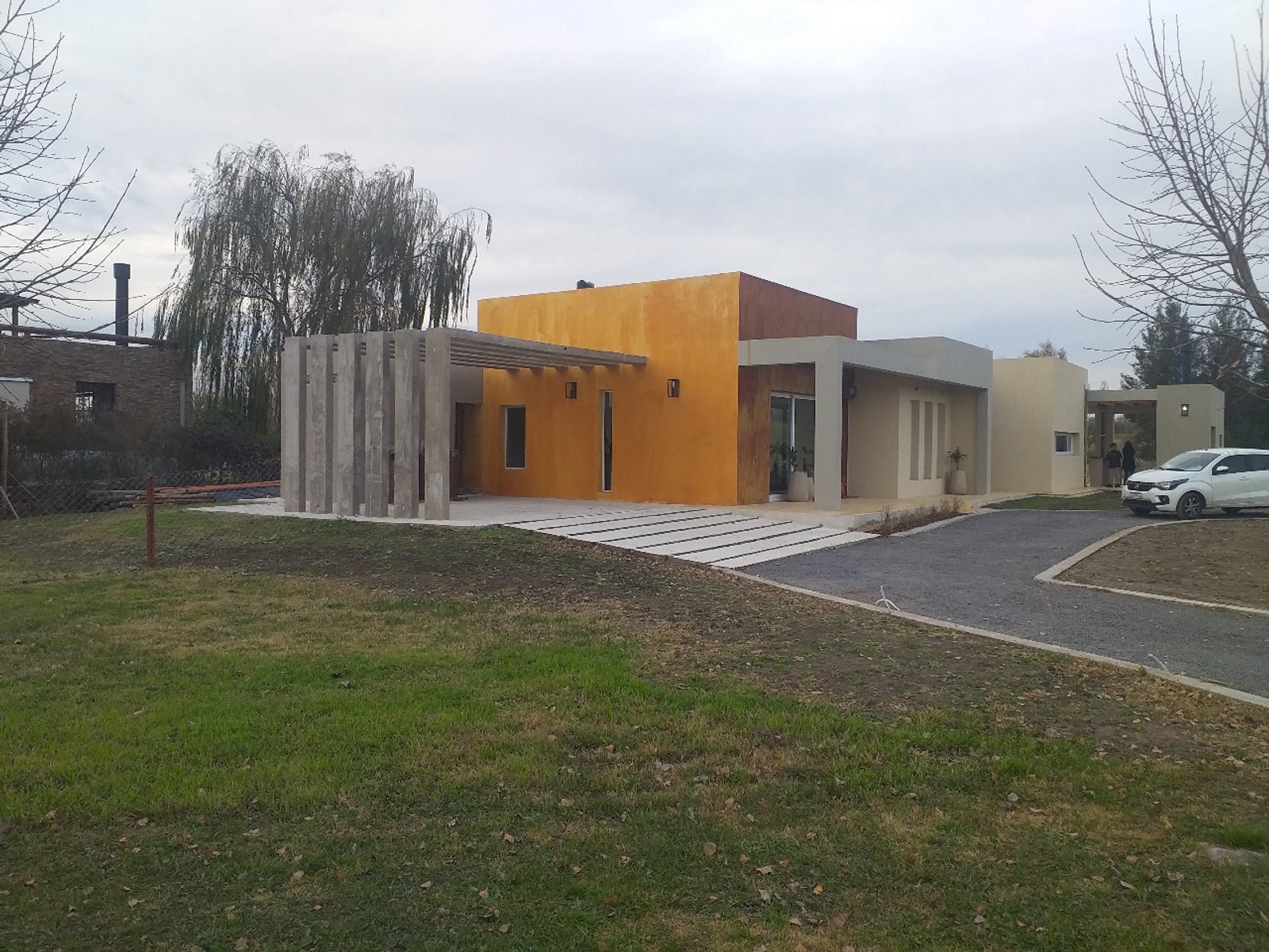 fachada moderna con volumenes geometricos y pilares de concreto — proyecto Vivienda unifamiliar en Chacras de la reserva , por Sep Arquitectura , en B2814 Los Cardales
