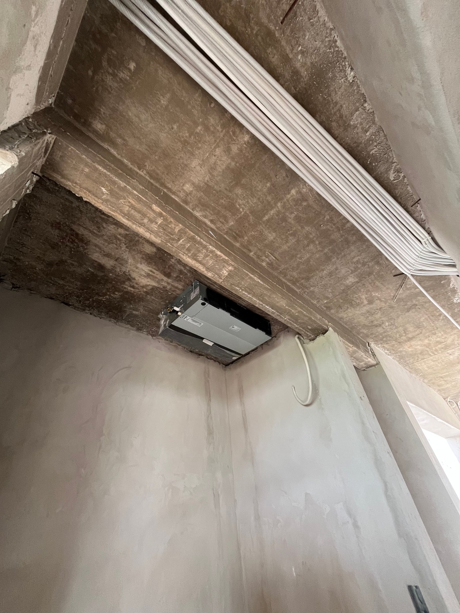 espacio en construcción con techo de hormigón visto — proyecto Conductos - Amarras Puertos del Lago , por Climatizacion HD, en Belén de Escobar