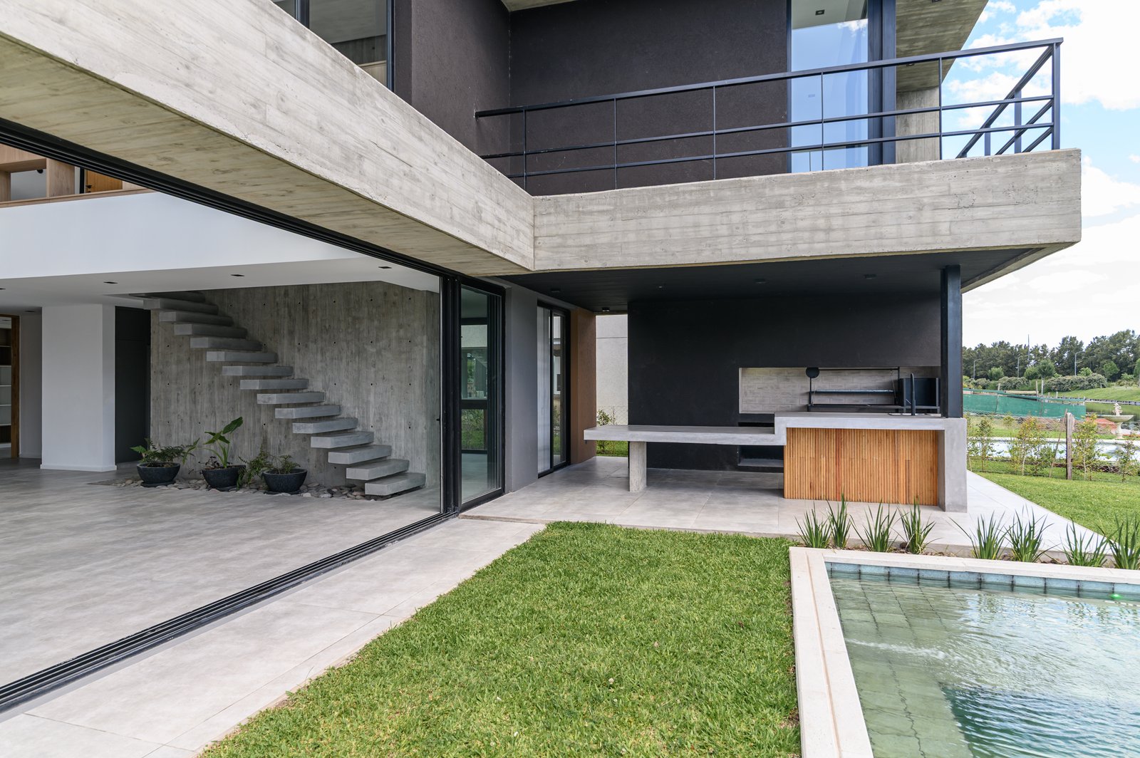 fachada moderna de concreto con piscina integrada y terraza — proyecto CASA CONCRETO, por Auge desarrollos & crowdfunding, en Nordelta