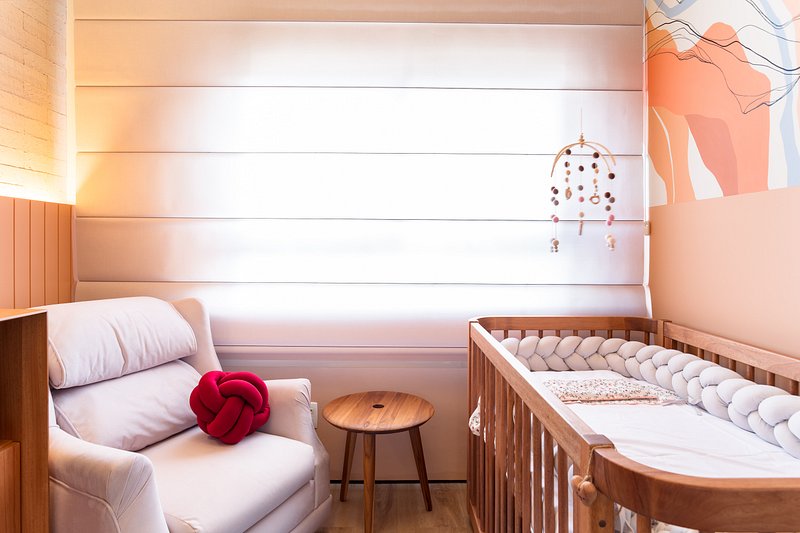 Quarto de bebê tem arte na parede, tijolinho e soluções simples