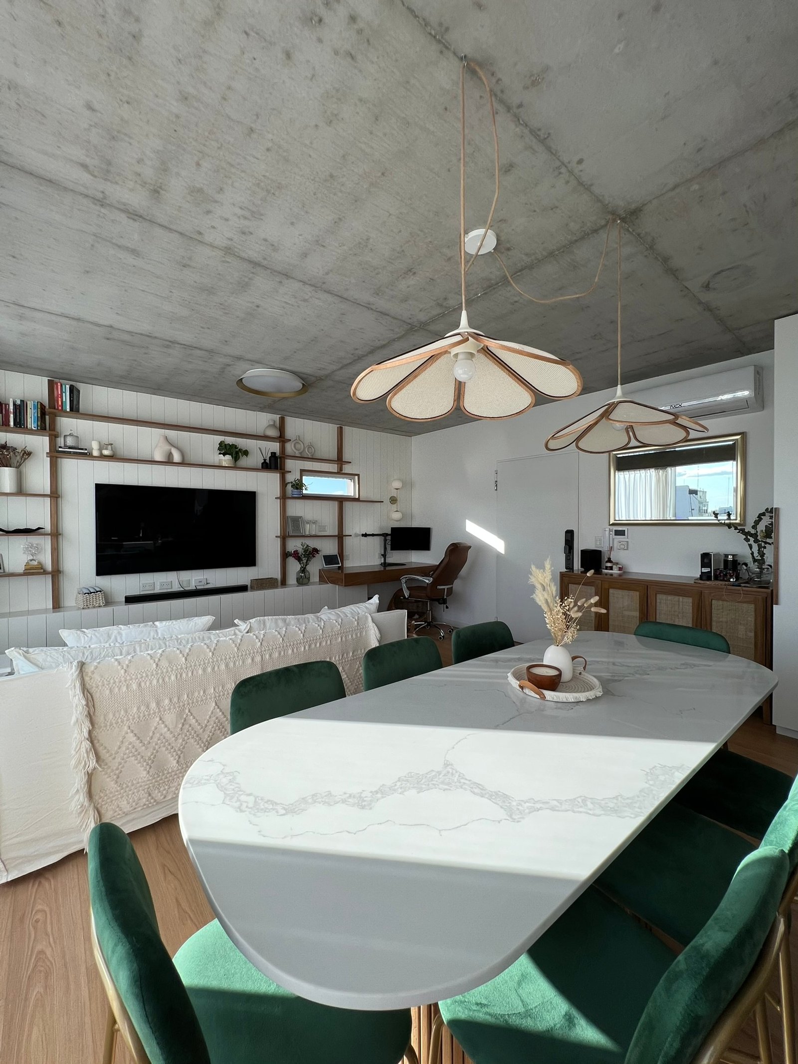Comedor y living moderno con techo de hormigón expuesto y mesa ovalada de mármol — proyecto Velasco, por MDBK Arquitectura, en Villa Crespo