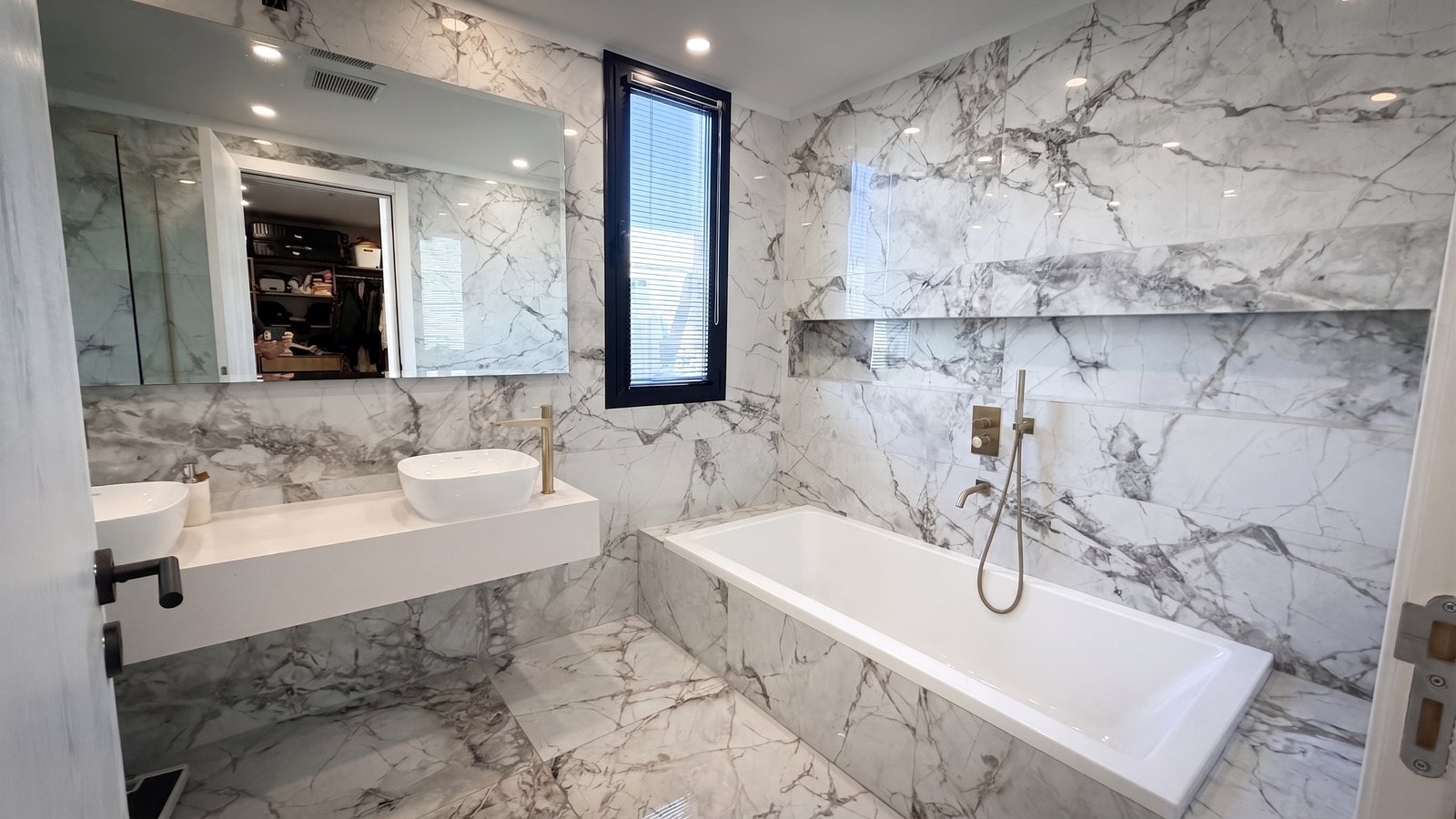 Baño moderno con mármol blanco y bañera exenta — proyecto Yatch 278, por CIFARELLI arquitectos, en Tigre