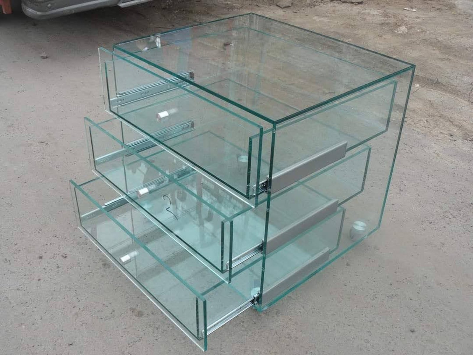 Mueble de vidrio transparente con tres cajones — proyecto Escritorios en vidrio, por Cristalcenter, en Caballito