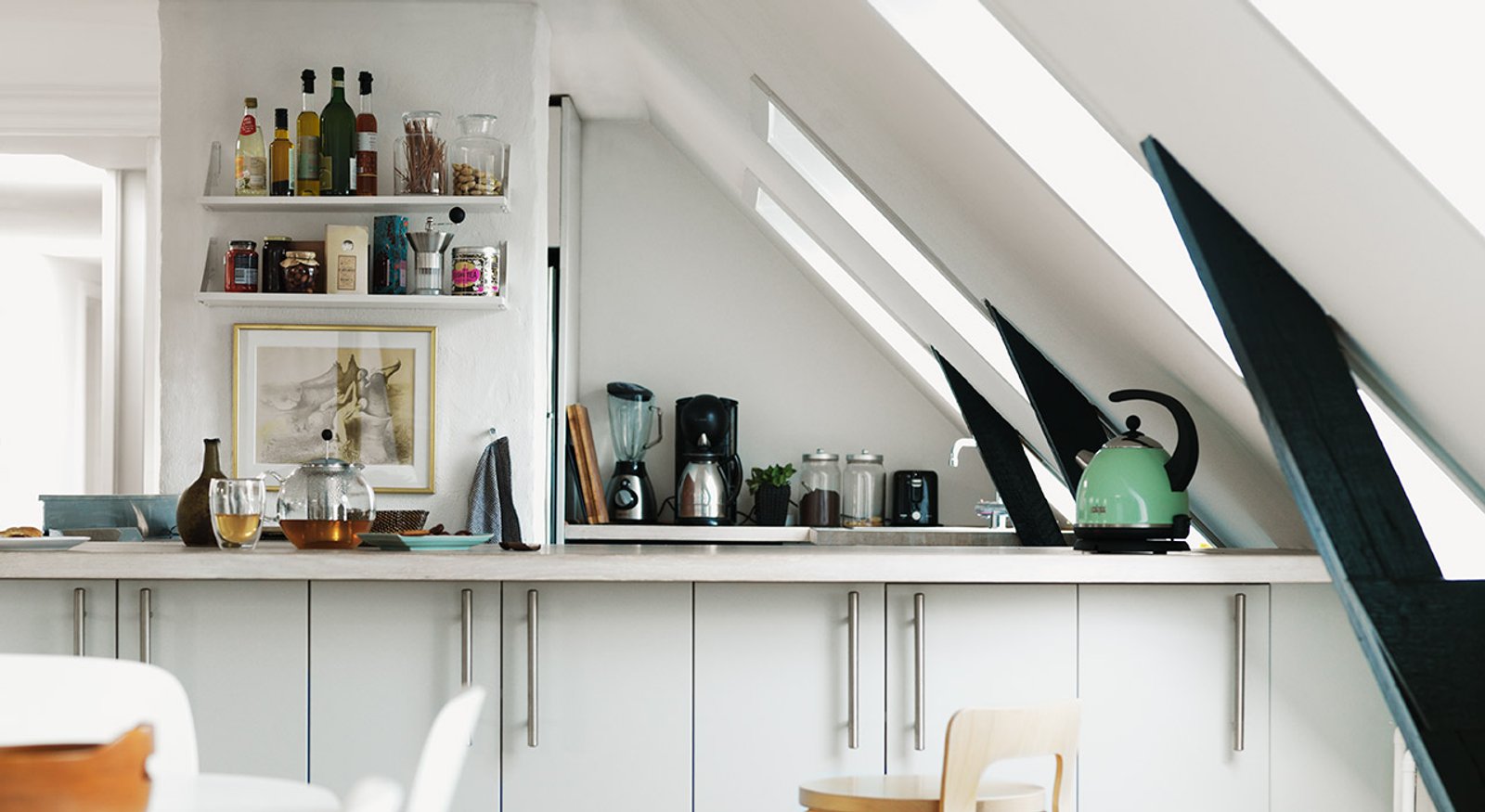 Cocina nórdica luminosa con techos inclinados — proyecto Cocina, por VELUX