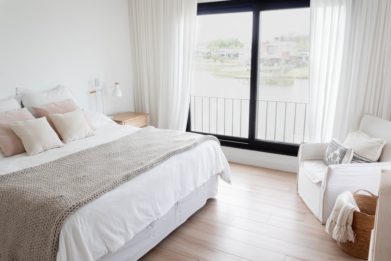 Dormitorio moderno con vista al mar y grandes ventanales — proyecto Santa Ana II, por Catalina Fitero Fotografìa, en Arribeños 1611