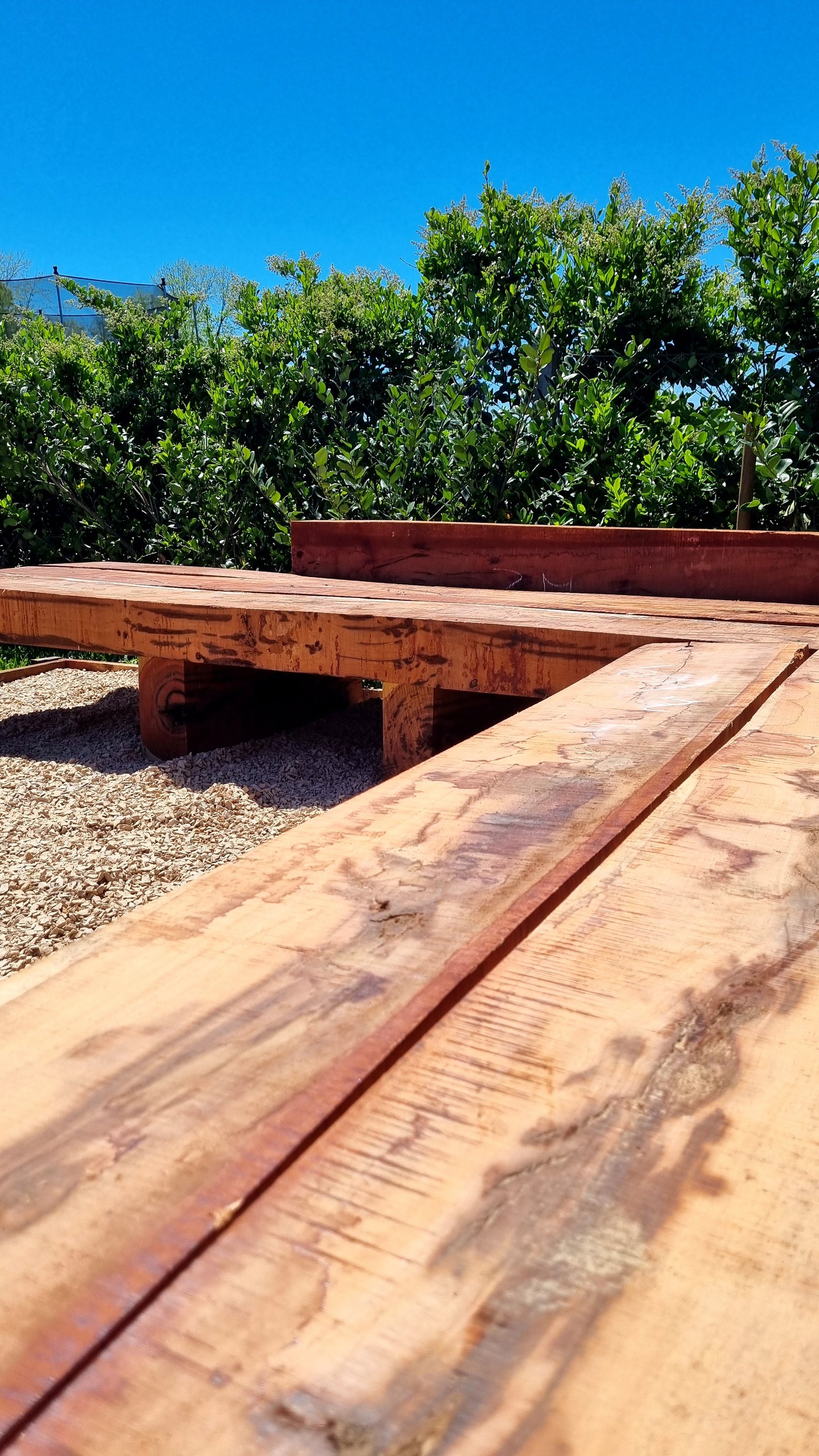 estructura de madera al aire libre con troncos crudos — proyecto Ayres del Pilar  La Cañada, por Marcela García Brünner Paisajista, en INF44024 - Colectora Este
