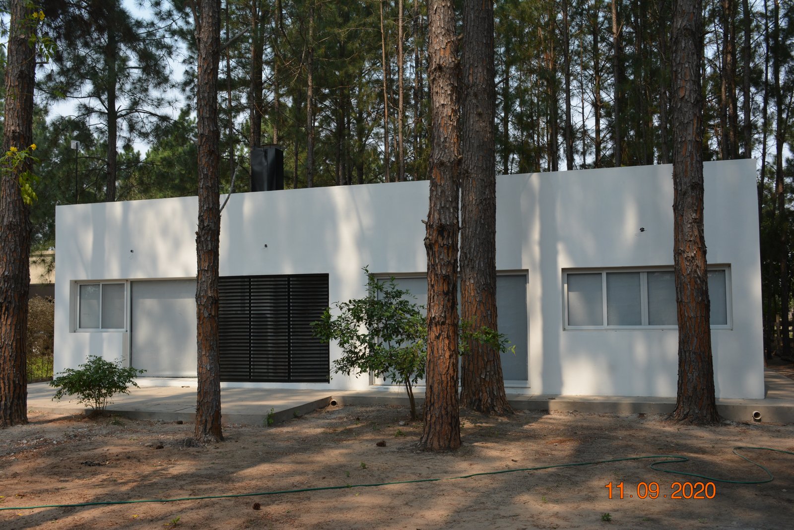 Casa moderna blanca rodeada de bosque con grandes ventanales — proyecto Casa en el Bosque, por Arquitecto Gustavo Maidana, en Santa Ana de los Guácaras