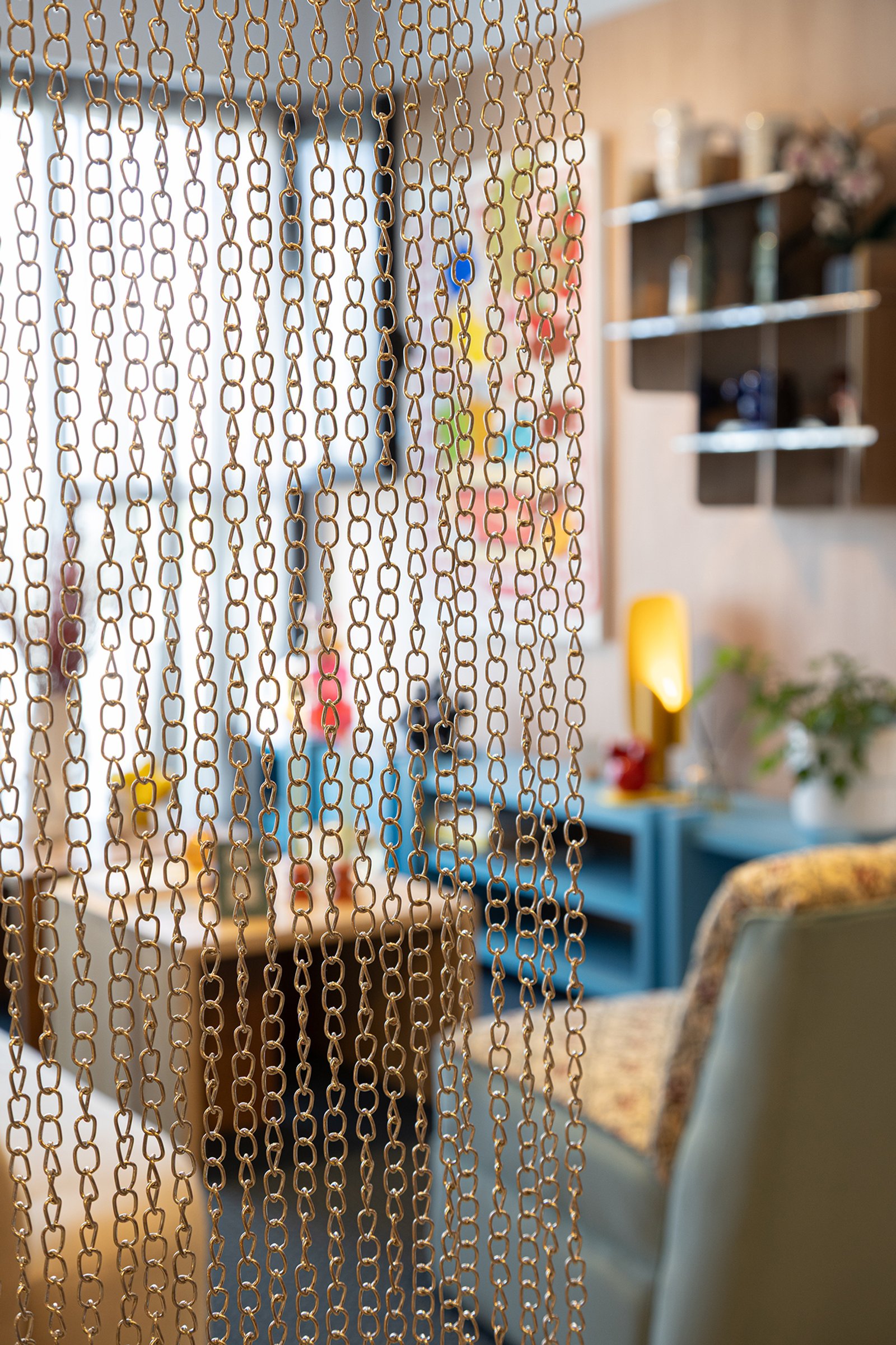 Cortina de cadenas doradas divide ambientes de madera y estilo boho — proyecto Sara Plazibat, por Gaby Alfonso, en B1648 Tigre