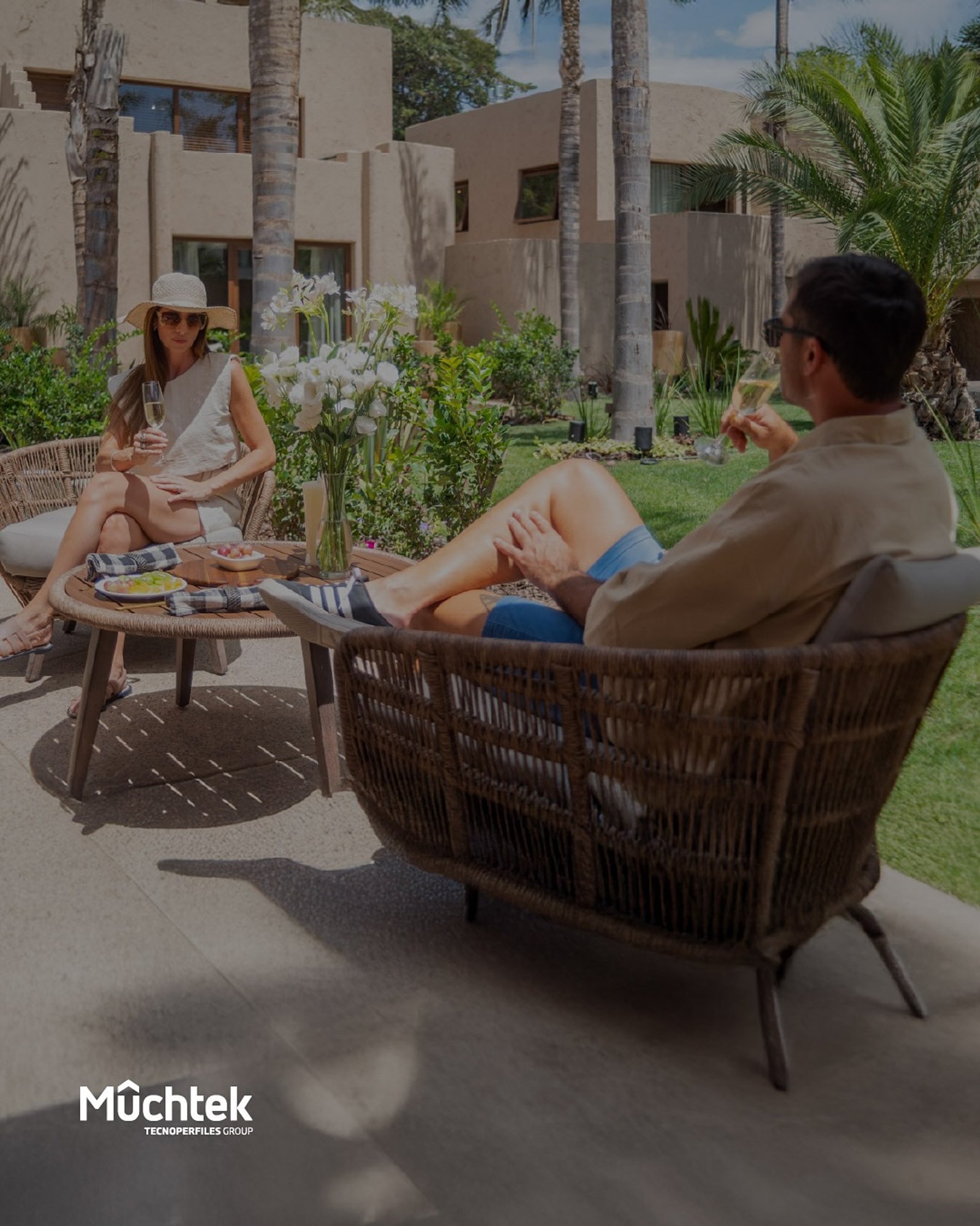 Patio mediterraneo con muebles de ratán y vegetación exuberante — proyecto Hotel Boutique La María, por MUCHTEK, en M5505 Chacras de Coria