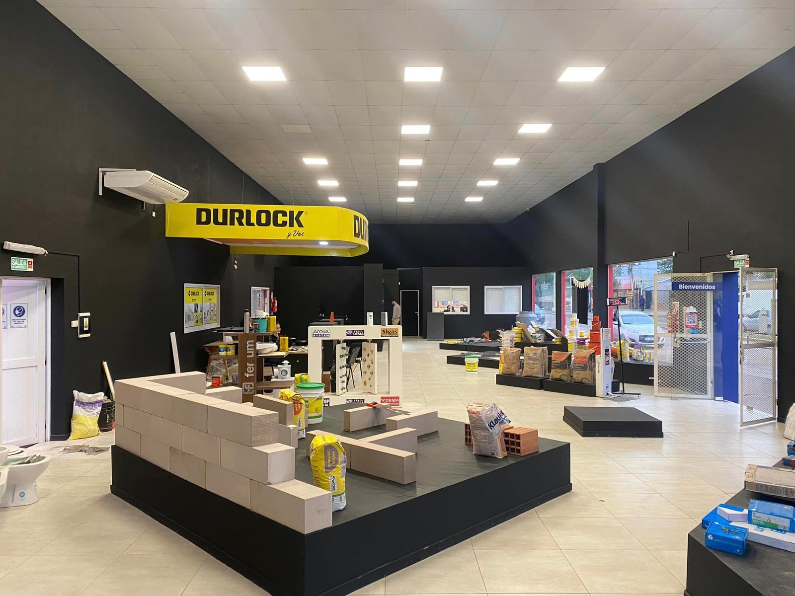 Local comercial moderno con exhibición de materiales de construcción — proyecto Edify Corrientes, Casa de Materiales de Construccion., por Arquitecto Gustavo Maidana, en Corrientes