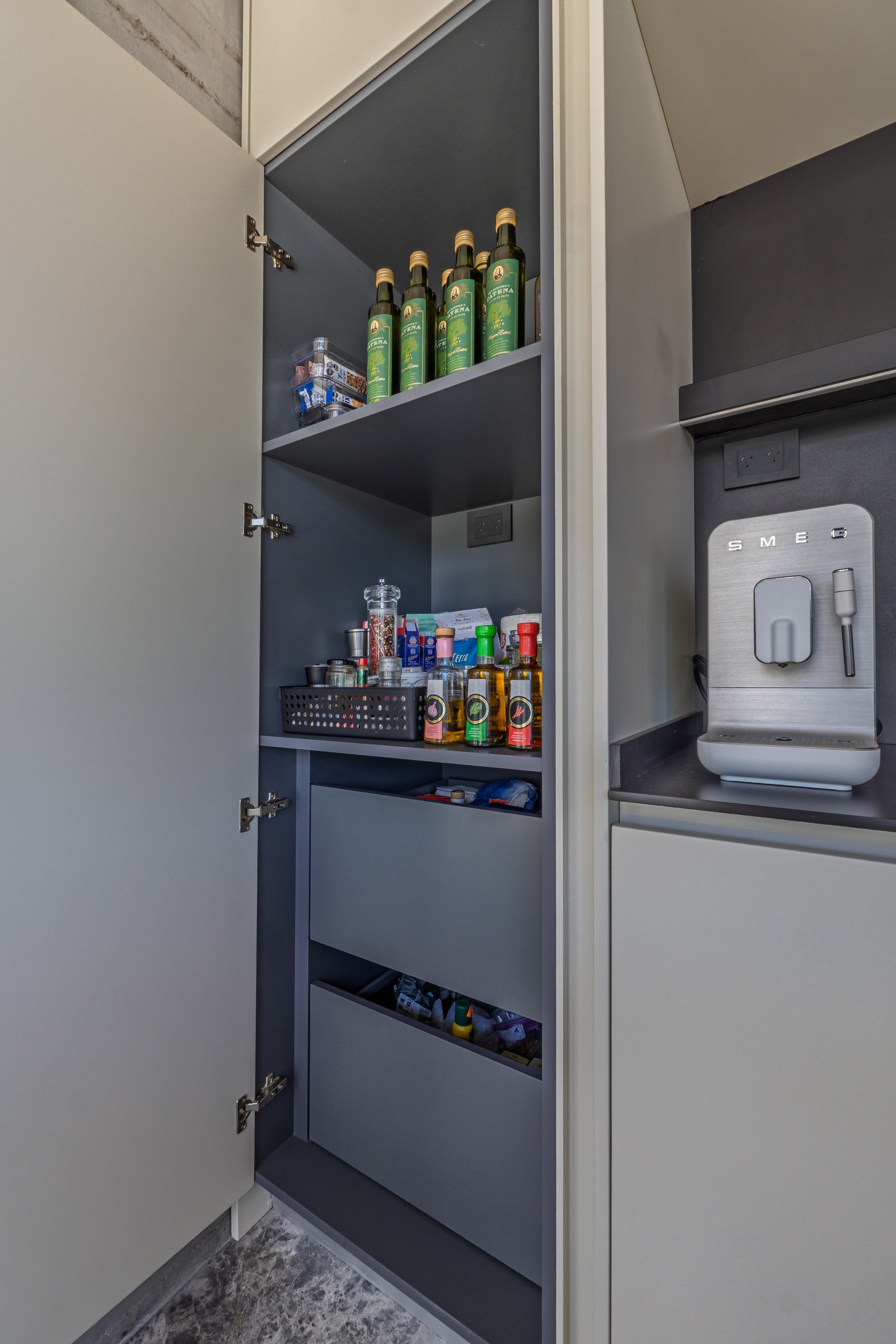 despensa moderna con máquina de café y estantes organizados — proyecto La Martona - Estudio Barcelona, por ABEJA CONCEPT, en Cañuelas