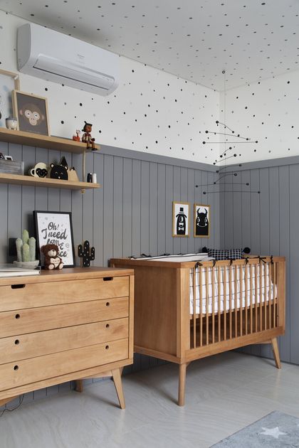Dormitorio infantil nórdico con cuna de madera y pared gris con lunares — proyecto PS House, por Studio Ro-ca