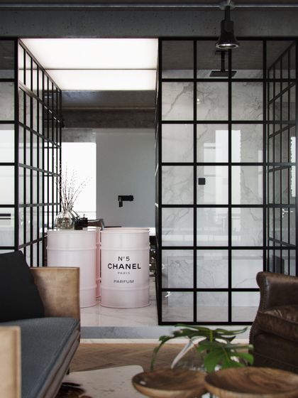 Baño contemporáneo con divisorio hierro, mármol y perfume Chanel decorativo — proyecto RA Loft, por Studio Ro-ca