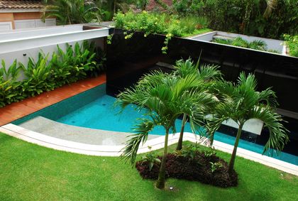Pileta de diseño moderno con palmeras y jardín en terraza — proyecto Residência MI, por Gil Fialho