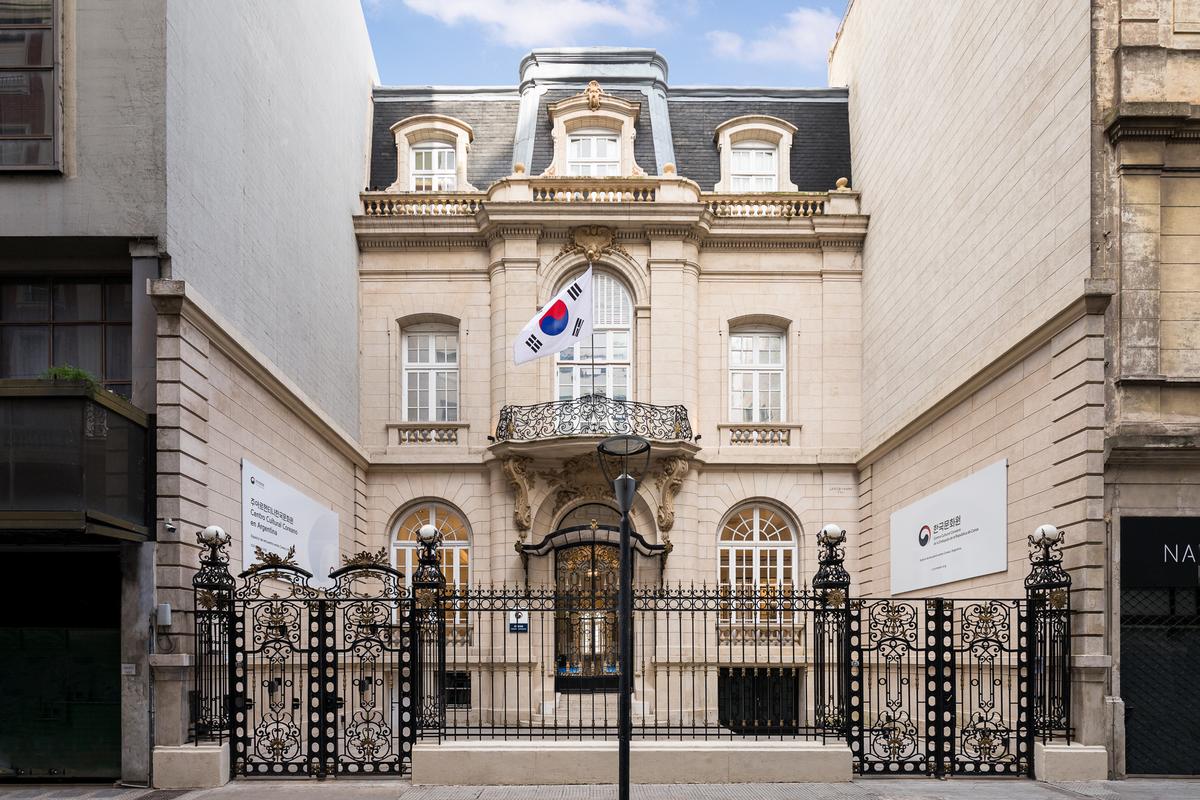 Fachada clássica de edifício comercial em tons bege com detalhes ornamentados — projeto Palacio Bencich (Ex residencia Hunter) / Centro Cultural Coreano, por MARCO GUOLI PHOTO, em 