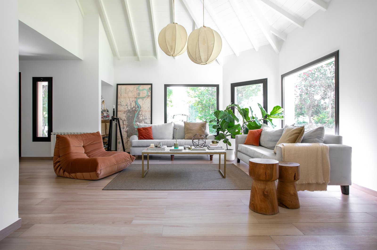 Living moderno con techos altos y mucha luz natural — proyecto PROYECTO CAT COURREGES, por ILVA, en Provincia de Buenos Aires