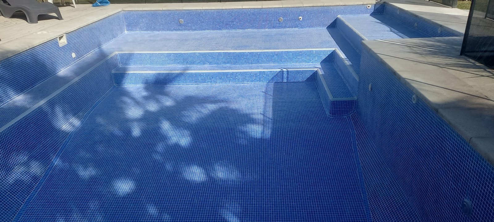 Piscina de azulejos en construcción con escalones multinivel — proyecto Piscina, por Piscinas omar, en Bella Vista