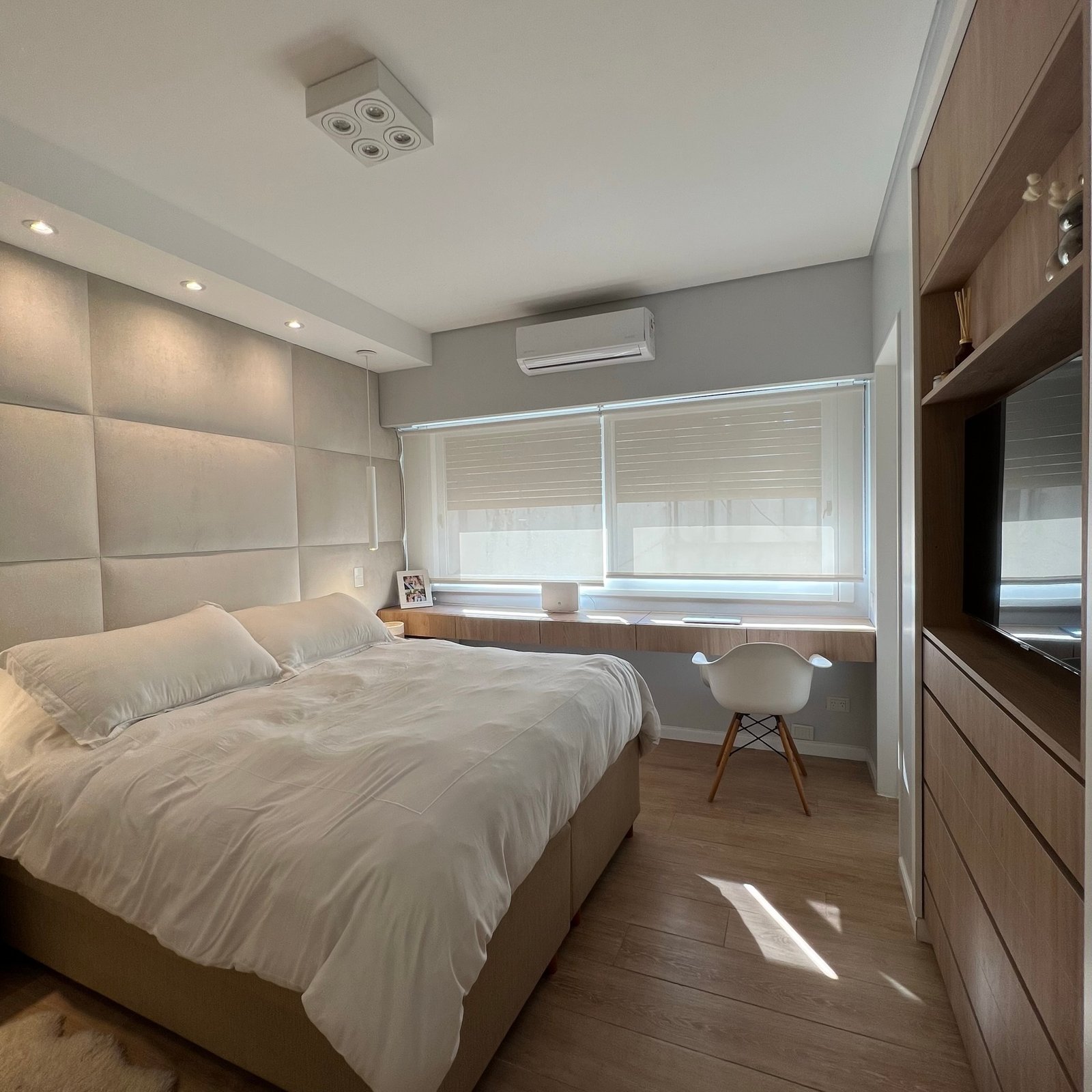 Dormitorio moderno con panelado beige, escritorio y cama amplia — proyecto Araoz, por MDBK Arquitectura, en Palermo