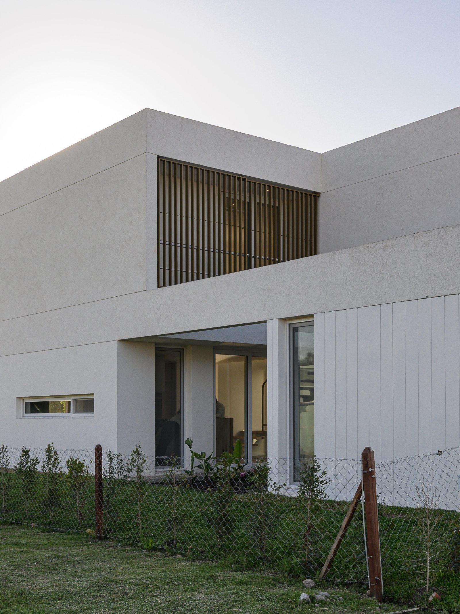 fachada moderna minimalista com grandes janelas — projeto CASA CALA, por Auge desarrollos & crowdfunding, em Nordelta