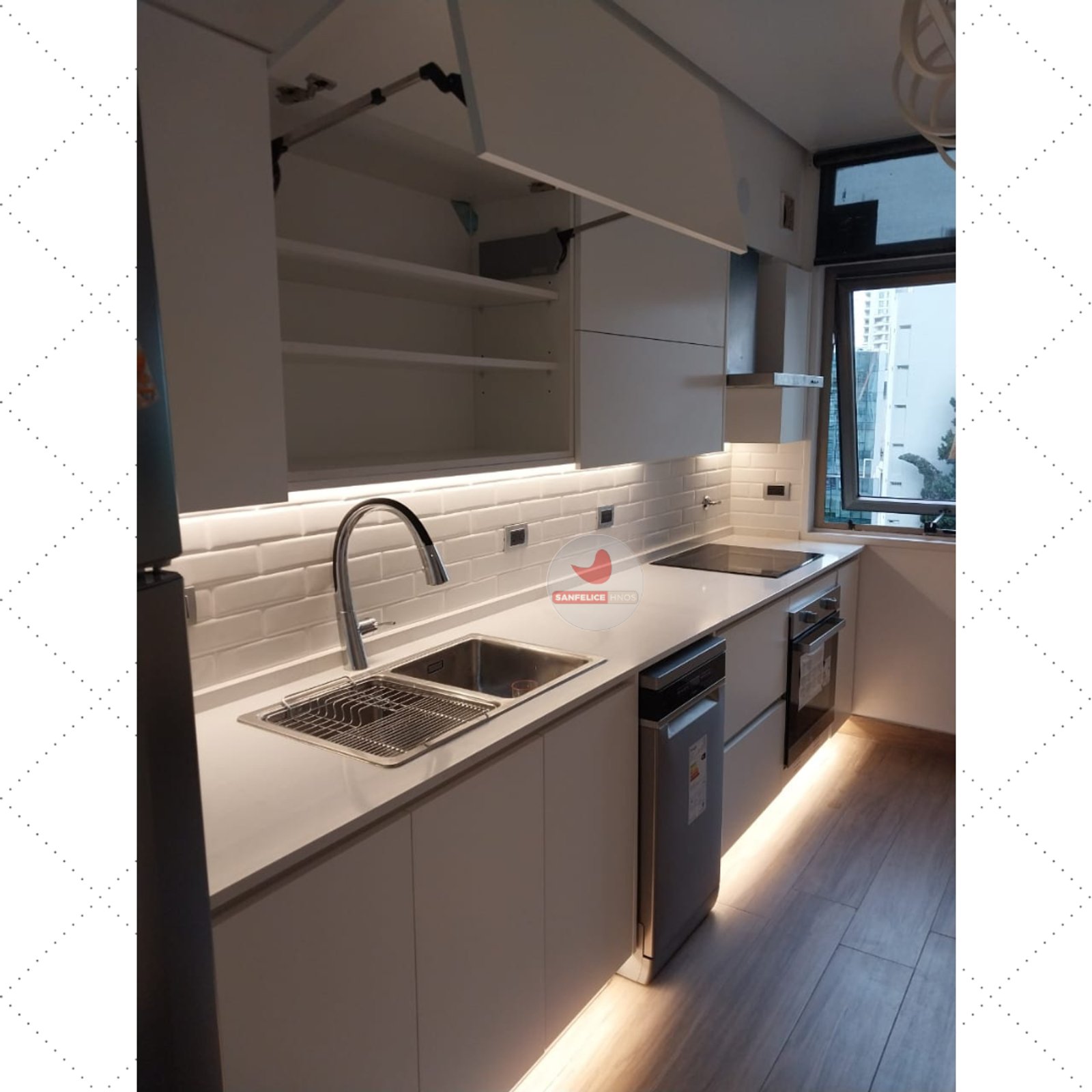 Cozinha moderna branca minimalista com bancada de mármore e torneira cromada — projeto Palermo, por Licefe Carpentry SRL, em Palermo