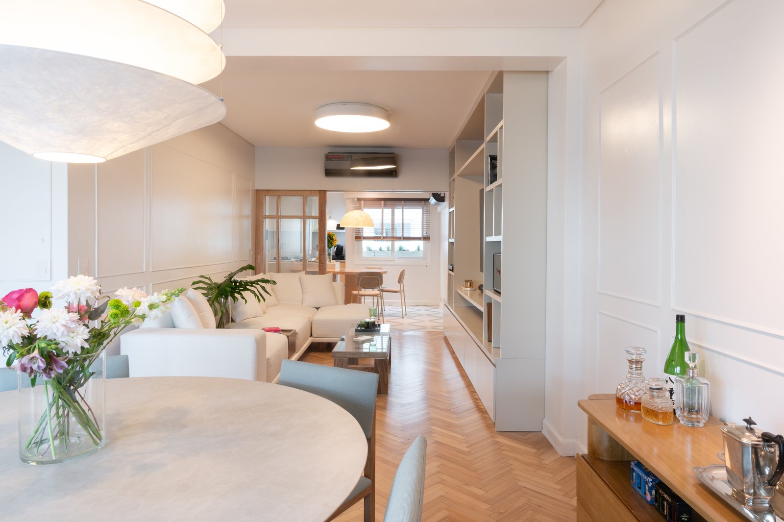 Living comedor moderno y luminoso con sofá curvo y mesa redonda — proyecto ALVEAR TYM, por AB ARQUITECTURA, en Recoleta