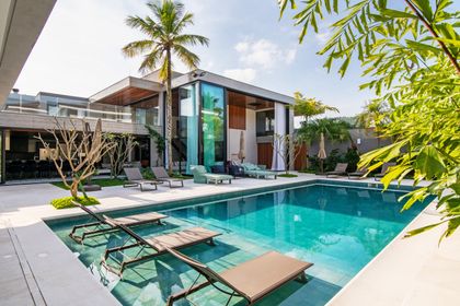 Piscina moderna con deck de madera y vegetación exuberante — proyecto Sombra E Agua Fresca, por Carlos Pardal