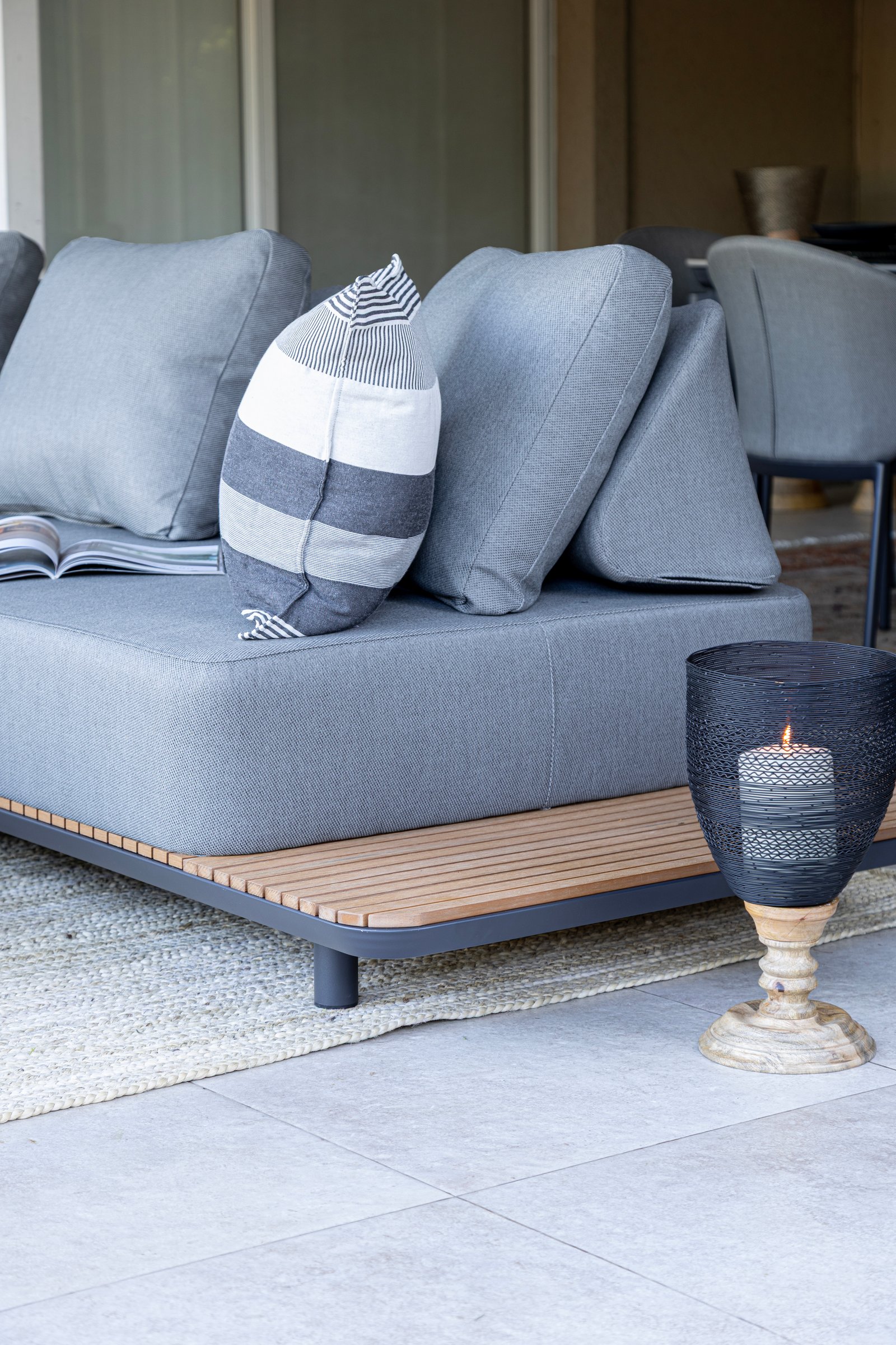 sofá modular gris exterior con mesa de vela y deck — proyecto Nuevos diseños de Muebles de Exterior , por DESDE ASIA, en Malabia 1359