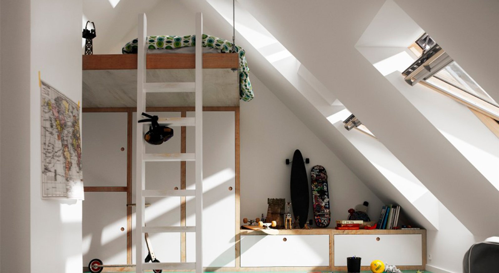 Dormitorio tipo loft con cama alta y estanterías blancas — proyecto Habitación de los niños, por VELUX