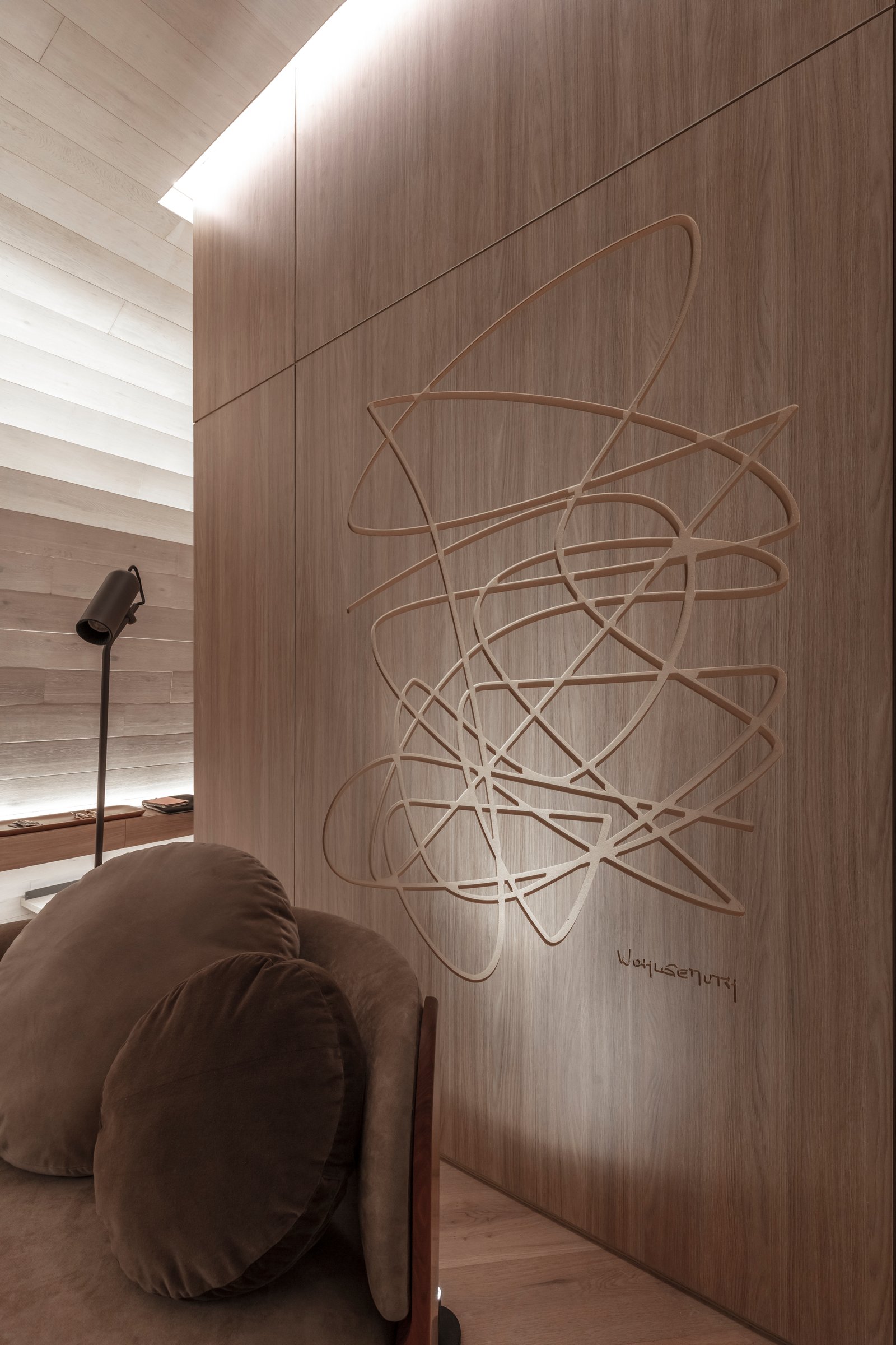 Living con arte abstracto en madera y sillones curvos — proyecto Casa Foa 2024 | Ritual de bienestar | Wellness ritual | Lucia Quinteros, por Ren Studio, en Cdad. Autónoma de Bueno