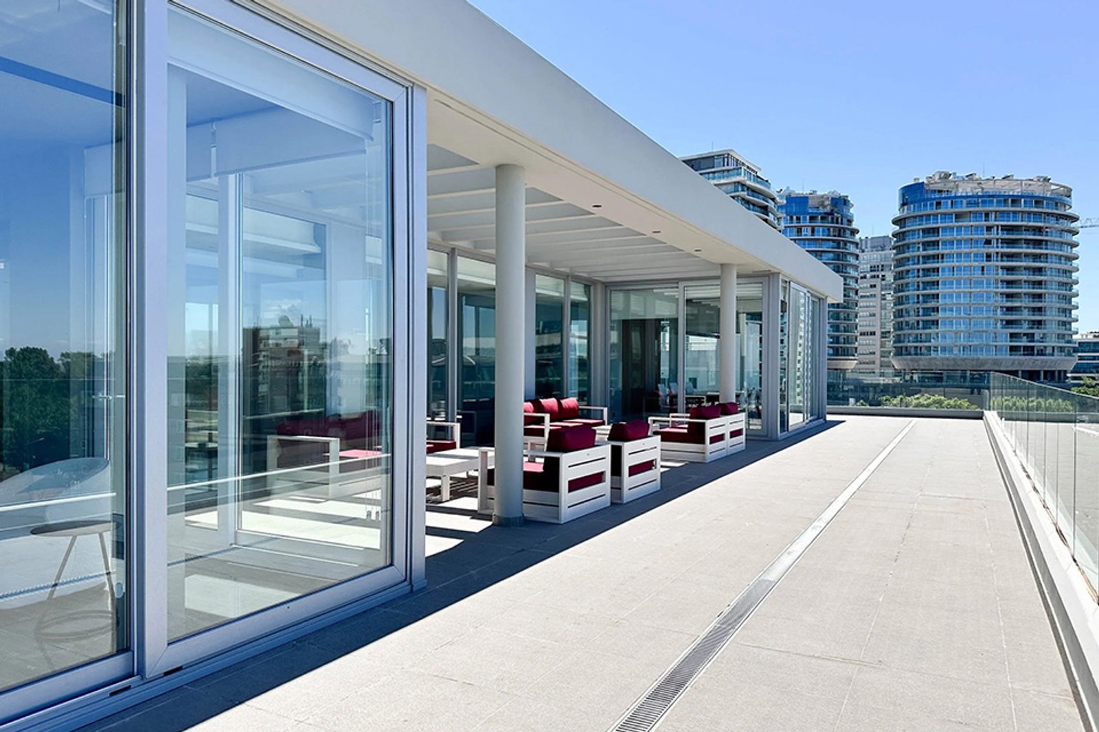 Terraza moderna con vista al mar y mobiliario de exterior — proyecto Libertador Blvd, por MUCHTEK, en Vicente López
