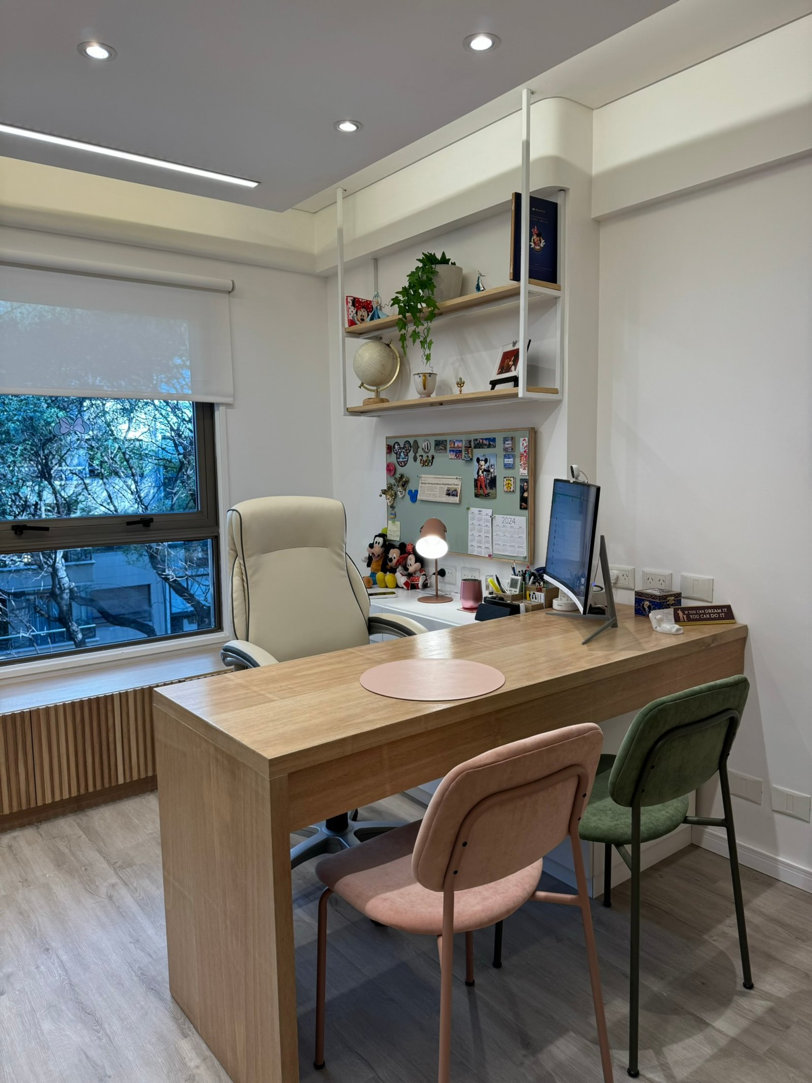 Oficina moderna con escritorio de madera clara y sillas de colores — proyecto AmoViajar, por MDBK Arquitectura, en Palermo
