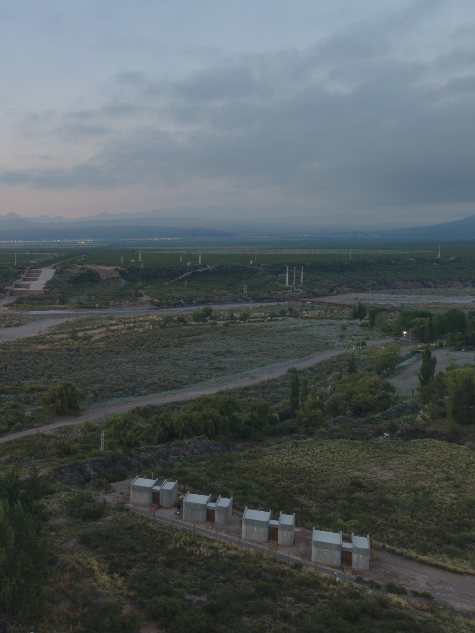 conjunto arquitectónico de hormigón en paisaje rural — proyecto Complejo SCV, por ONA - Oficina Nómada de Arquitectura, en Las Compuertas