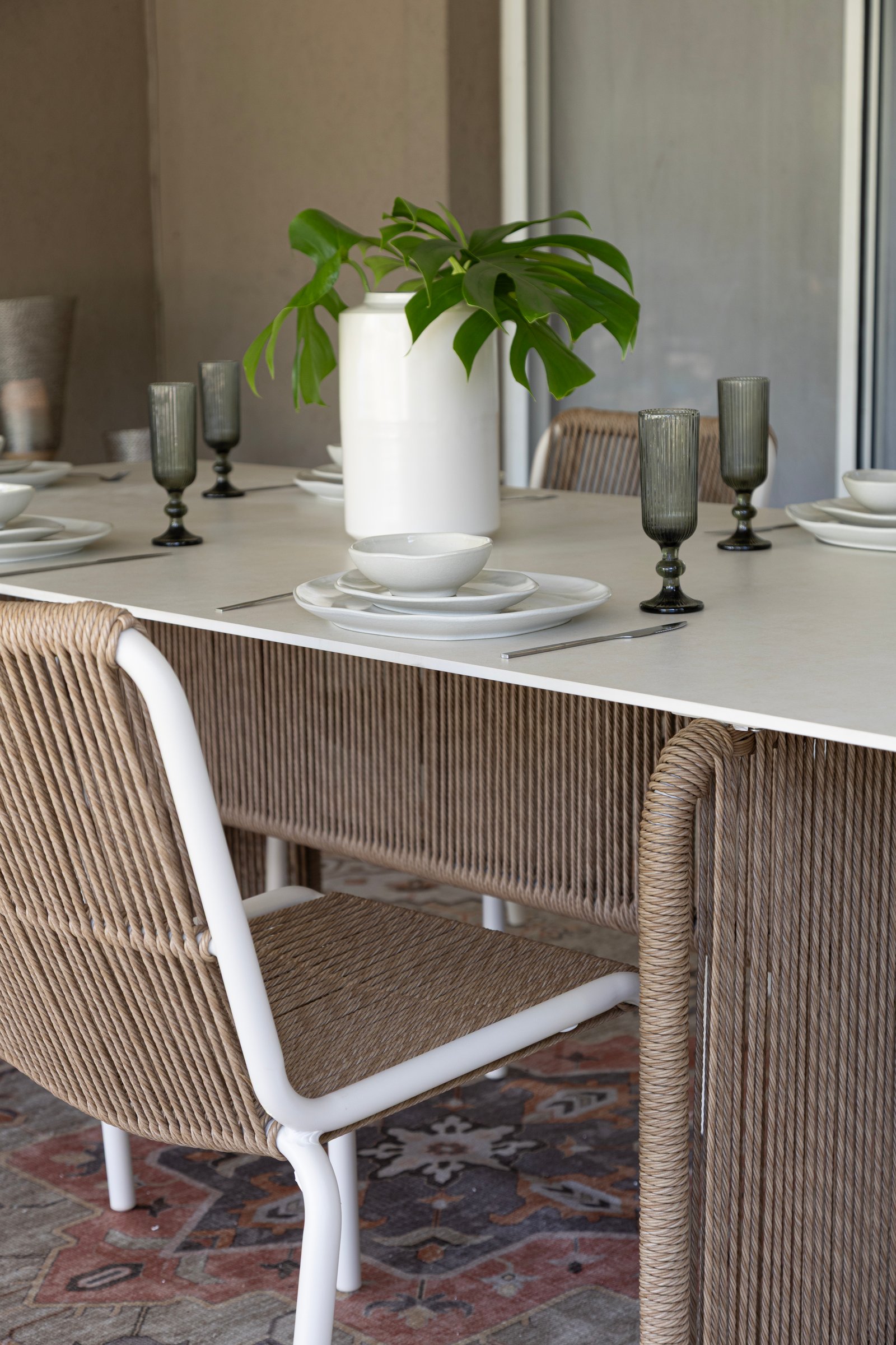 Comedor exterior con sillas de ratán y mesa de piedra — proyecto Nuevos diseños de Muebles de Exterior , por DESDE ASIA, en Malabia 1359