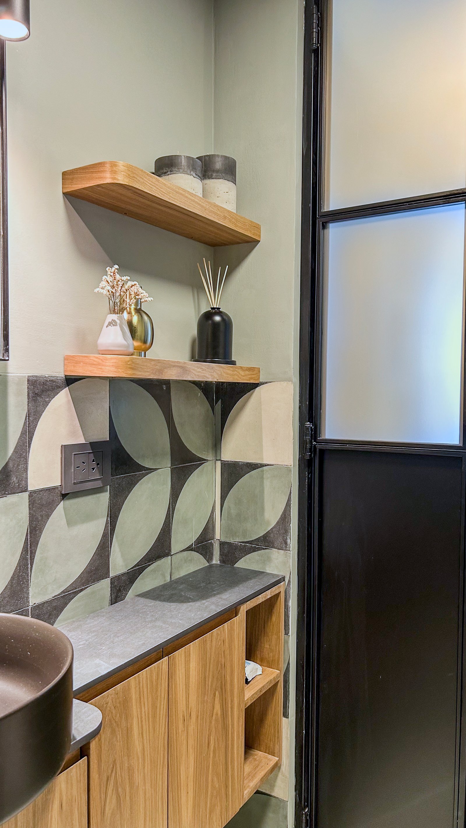 Banheiro moderno com azulejos geométricos e móveis de madeira flutuantes — projeto Al Río - Baño, por Blue Rabbit Design, em Vicente López