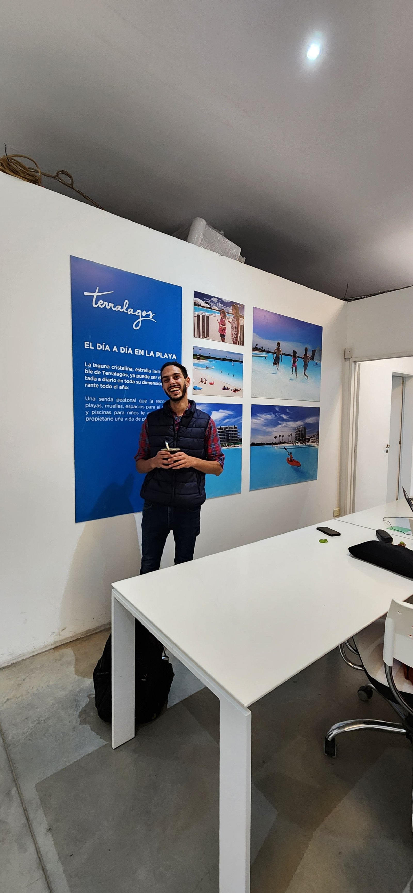 Escritório moderno com painel gráfico azul e arte de praia — projeto Central Park - Terralagos, por Estudio Rifahi, em Canning