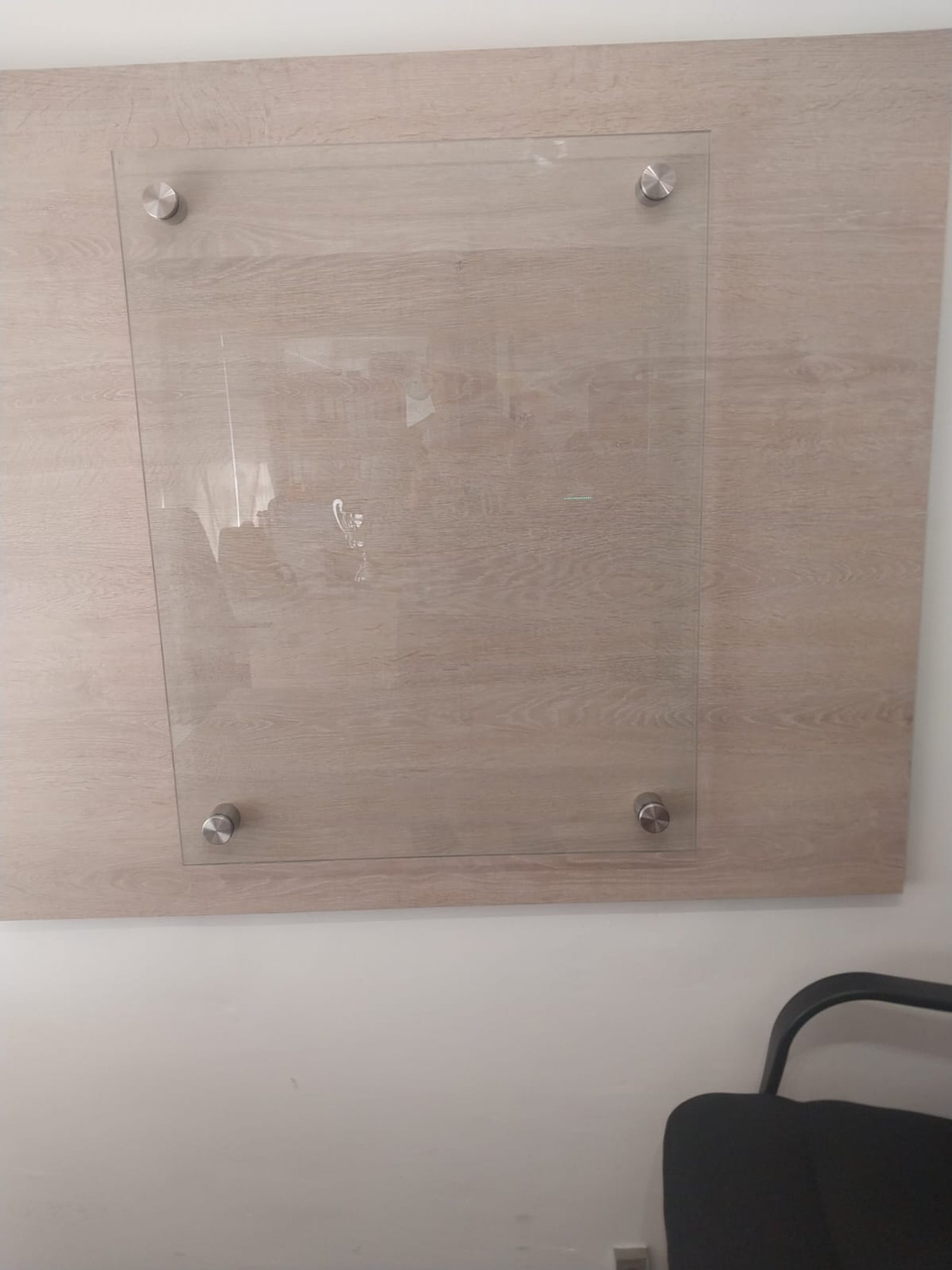 escritório moderno com quadro de vidro e cadeira ergonômica — projeto Carteleria y paneleria, por Cristalcenter, em Av. del Libertador