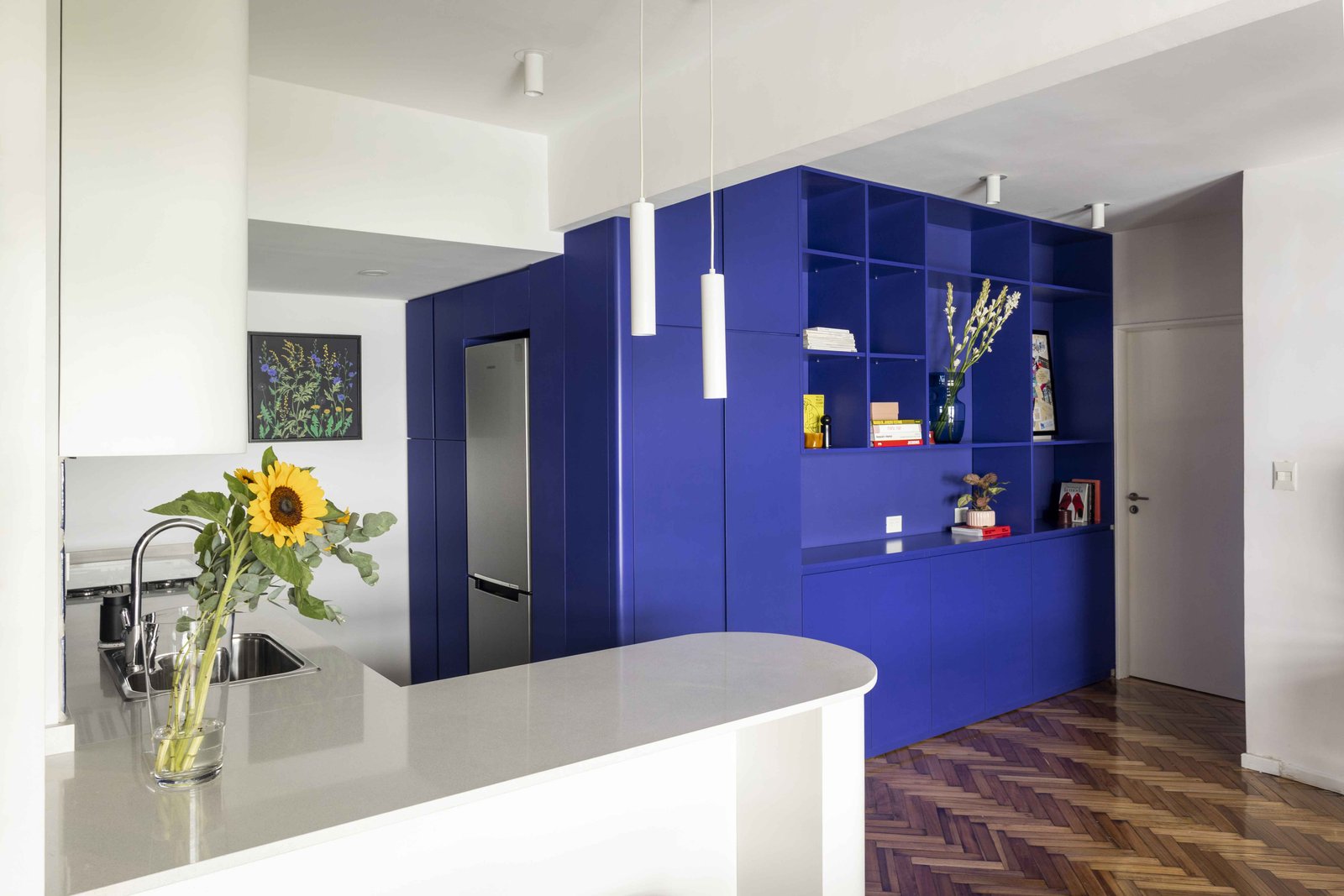Cocina moderna azul integrada con living, muebles modulares — proyecto Julián Alvarez, por Bouré Studio, en Palermo