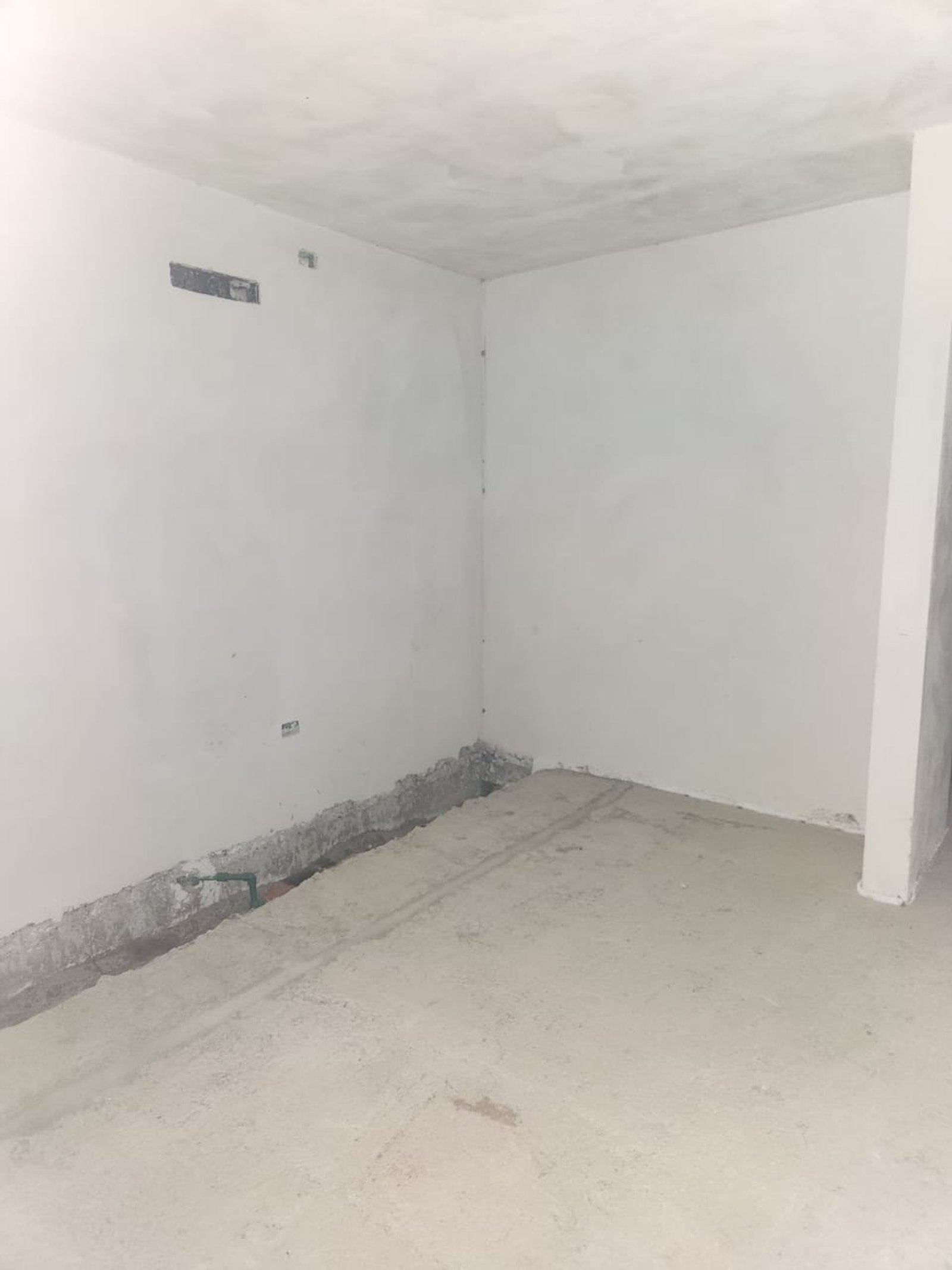 Habitación en construcción con paredes y techo blancos, piso de cemento — proyecto PROYECTO E&F, por Todo con A, en X5125 Monte Cristo