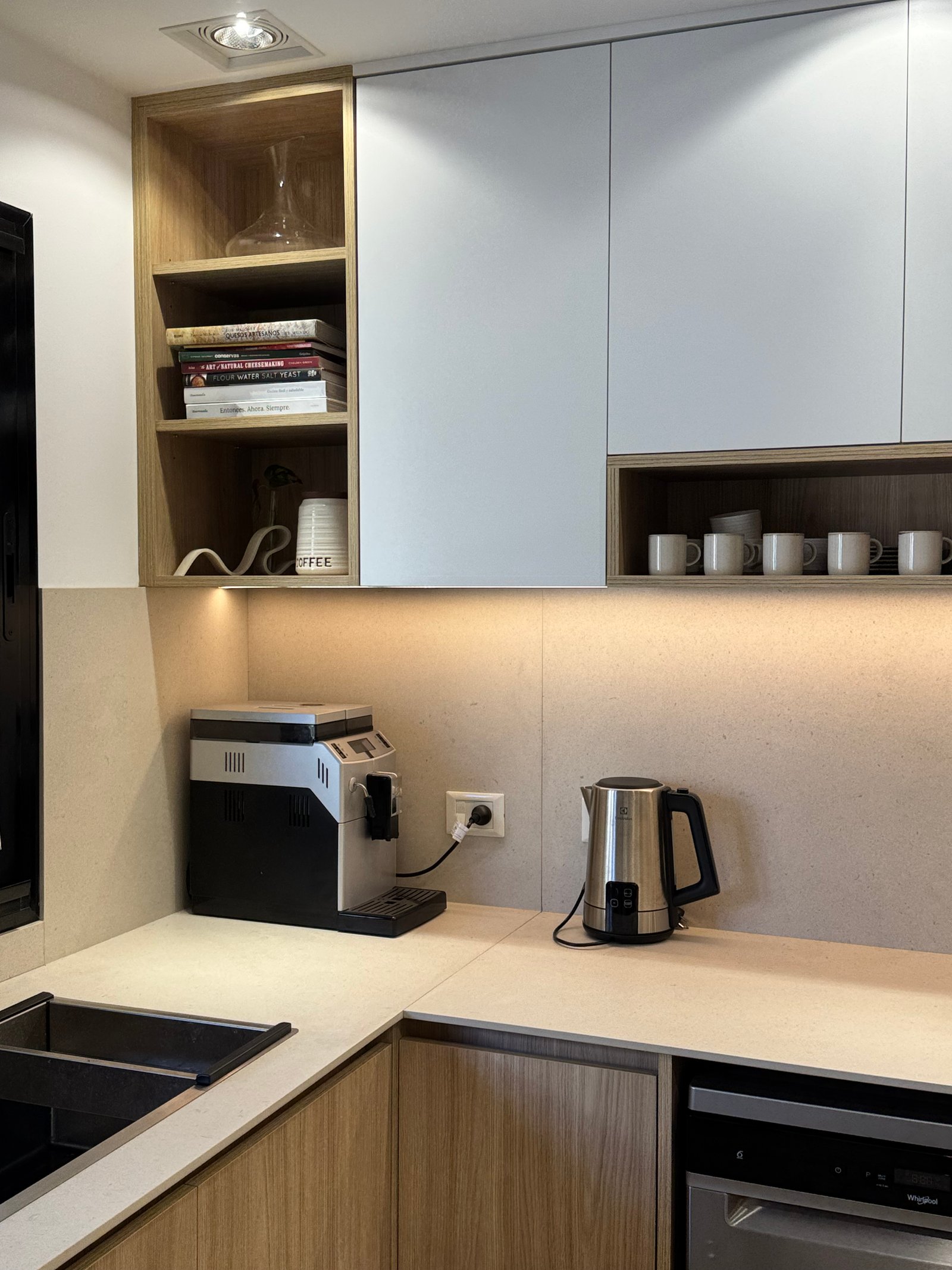 Cocina moderna con muebles de madera clara y blanca, iluminación cálida — proyecto CASA LEAN, por Estudio Grupo 32, en Vicente López