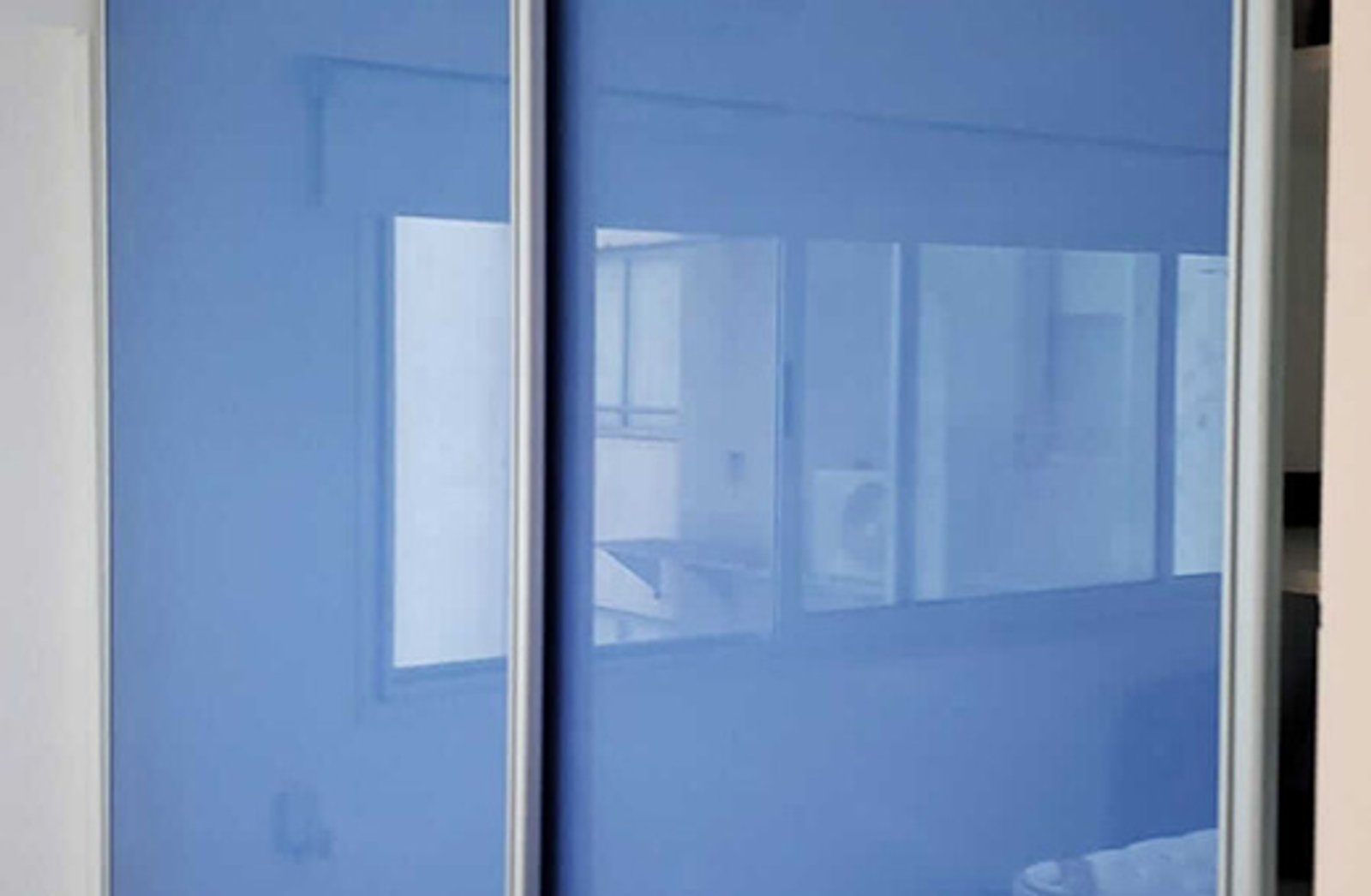placard con puertas corredizas espejadas azules — proyecto Frentre placard Coverglass Crisarte, por Cristalcenter, en Buenos Aires