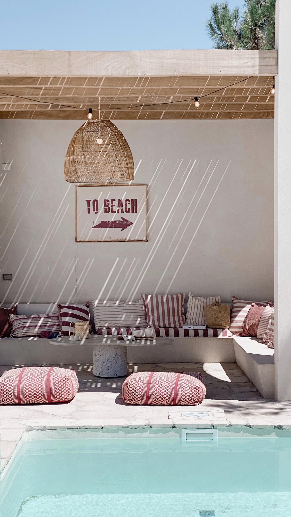 Área de piscina com lounge sombreado e detalhes mediterrâneos — projeto El Refugio, por Grupo Pauta Arquitectura, em Pinamar