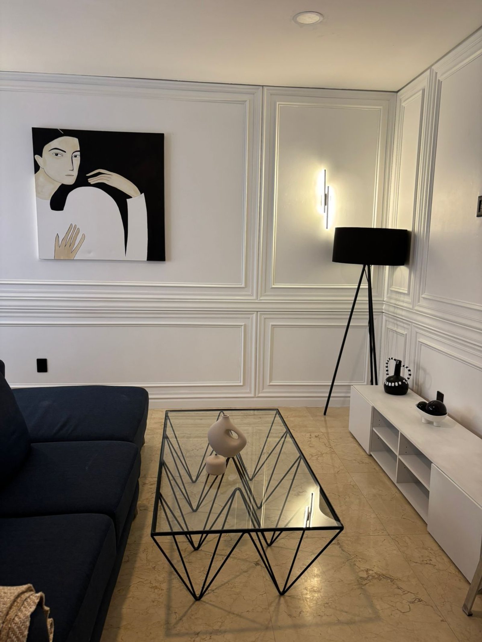 Sala de estar moderna com sofá azul escuro e mesa de centro geométrica — projeto obra 5d ariosto // cdmx // atlanticoarqs, por atlantico arqs, em Ciudad de México